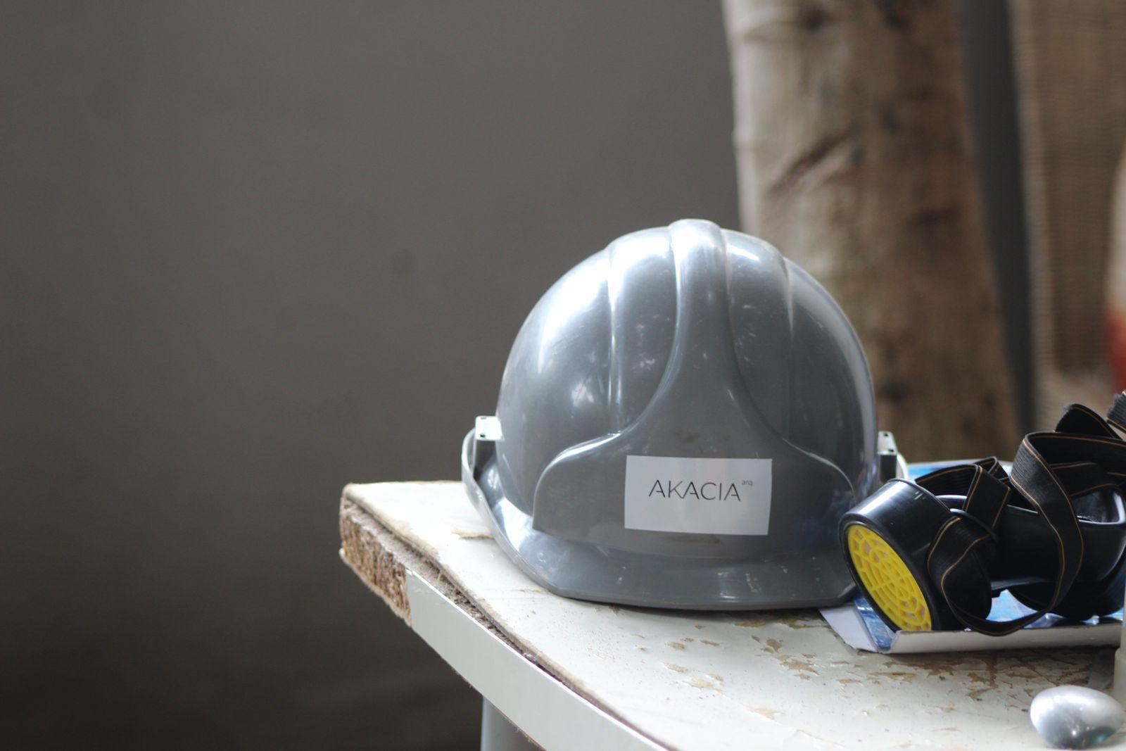 Capacete com o logótipo Akacia e máscara de proteção