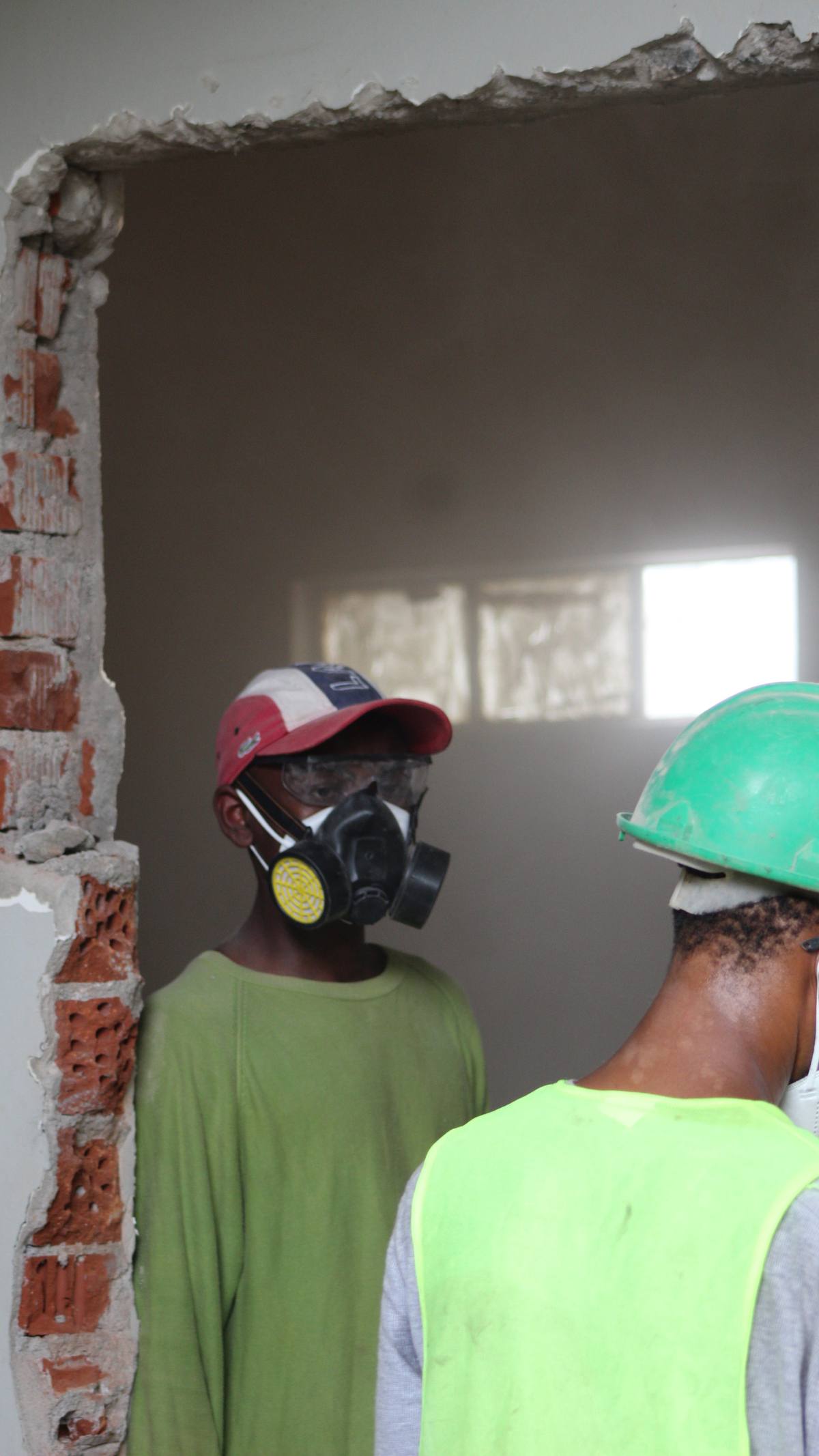 Equipa em obra com equipamento de proteção